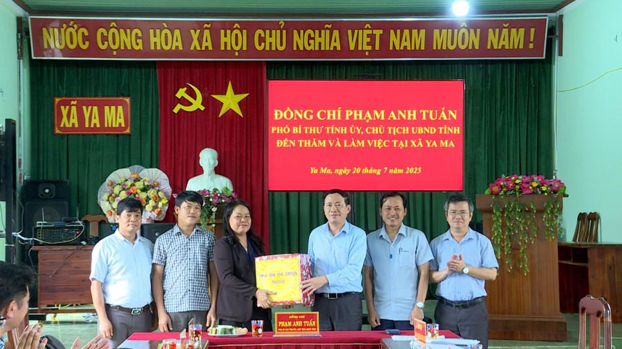 Chủ tịch UBND tỉnh (thứ ba từ phải sang) tặng quà của Tỉnh ủy-HĐND-UBND-Ủy ban MTTQ Việt Nam tỉnh cho xã Ya Ma. Ảnh: Huy Toàn z6823141530042-2818a187a5308963c2317cce9e121f21.jpg